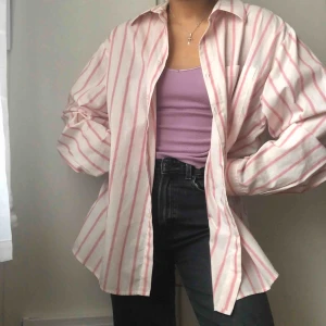  - en jäkligt oversized fin skjorta, går att klä upp på olika sätt men också skön att bara slänga på sig💕 ej säker vart den är ifrån men tror det är lindex
