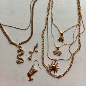  - Smycken med superfina berlocker. Halsbanden säljer jag för 100kr/st(de till höger sitter ihop, dvs räknas som ett), rosen för 50kr och huvudet för 40kr. (SÅLT: DRAKHALSBANDET) 🦋🦋