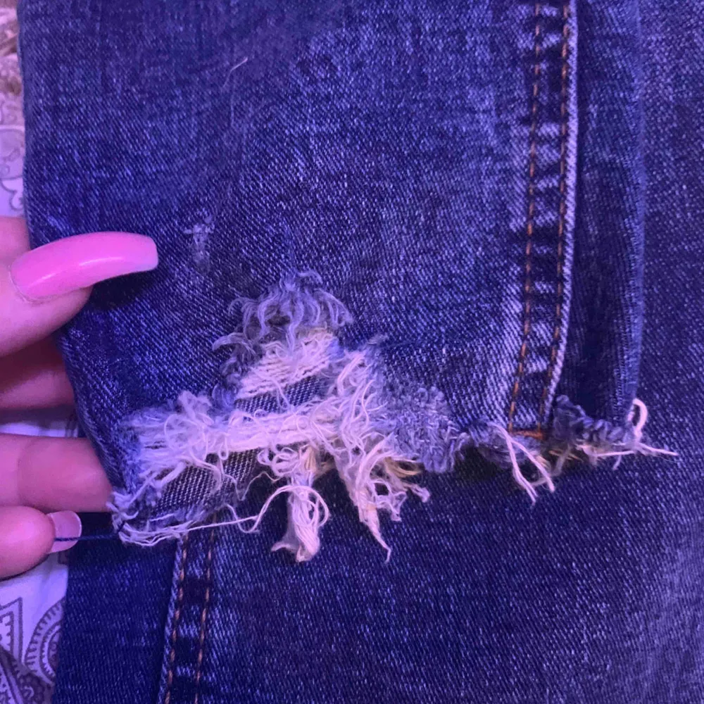 Säljer dessa super fina jeans då jag inte använder dom längre. Det är storlek 40 men skulle mer säga att det är en 38. Frakten betalar du för🥰 . Jeans & Byxor.
