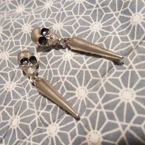 Ett par dödskalleörhänhen  - De här et har hängande dödskalleörhänhen med plopp på, dem är helt oanvända.