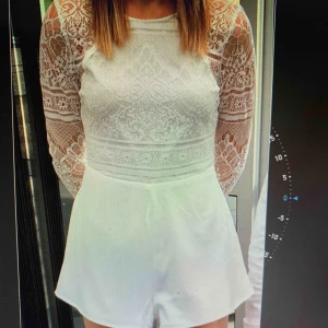  - Byxdress med spetsdetaljer och öppen rygg från Nelly i storlek 36 använd ett par fåtal gånger! Tillkommer frakt på 44kr