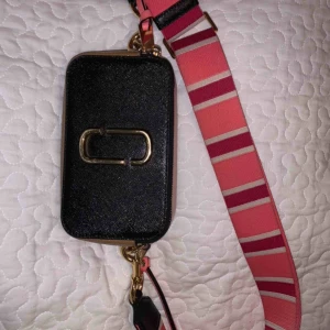  - Säljer nu min fina Snapshot Marc Jacobs väska då jag känner att jag inte får användning av den längre. Fint skick med lite slitage på gulddetaljerna.   Dustbag till väskan finns, äkta läder - Saffiano läder  Nypris: ca 3500kr