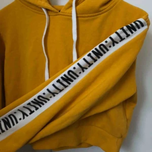  - Magtröja med texten ”unity” längst armarna!🥰 Frakten ligger på 40kr.