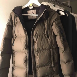 D brand jacka - D brand jacka i militrgrön färg, fint skick är kemtvättad så inga fläckar Strl s men passar xs  Köptes för 1900kr säljer för 500kr