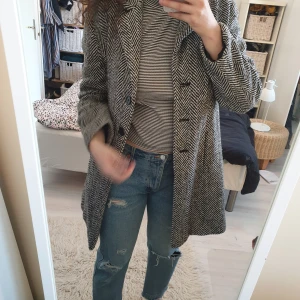 Kappa  - Svart och vit melerad kappa. Snygg design, bra skick, säljes billigt på grund av att jag inte har plats för den hemma.