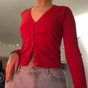  - Cute röd button up! Söt till ett par jeans eller en kjol! 🍄 vero moda!