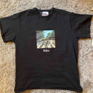  - Super cool The Beatles t-shirt. Står ingen storlek, men den sitter som en s-m!💞💞 Frakt är inkluderat i priset 