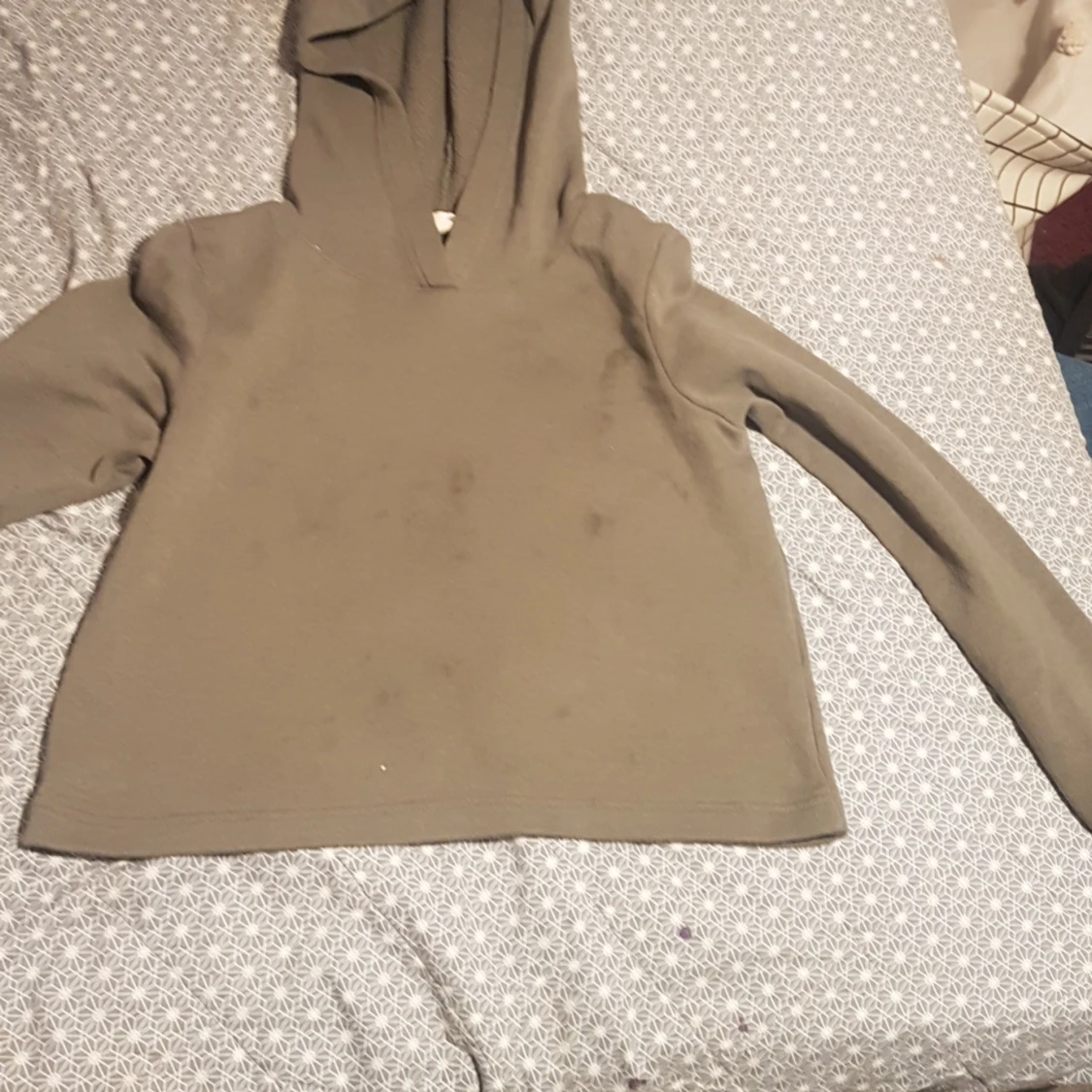 En mörkgrön magtröja. - 90