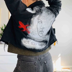  - Svart jeansjacka med eget tryck 