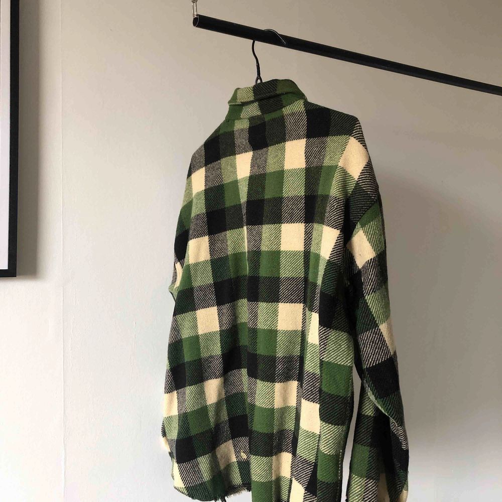 Grön oversize flanellskjorta.  Hämtas upp i Stockholm eller köpare står för frakt.. Skjortor.