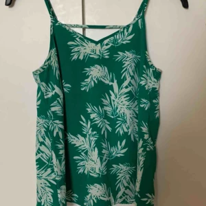 Linne - Jättesött linne från Only. Den säljs då den är för liten och bara använts 1 gång. 