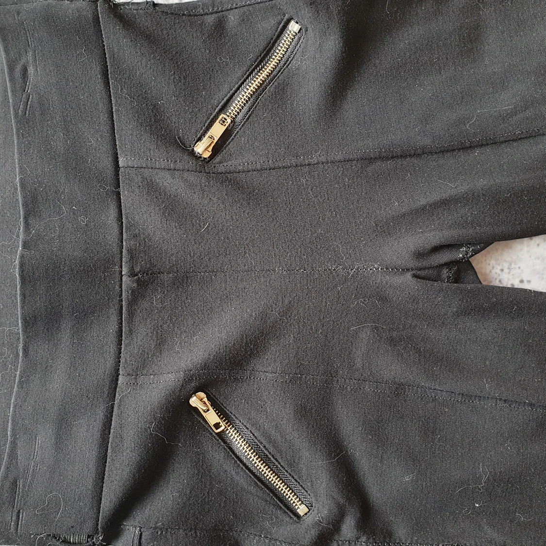 Svarta byxor med gulddragkedja - 90