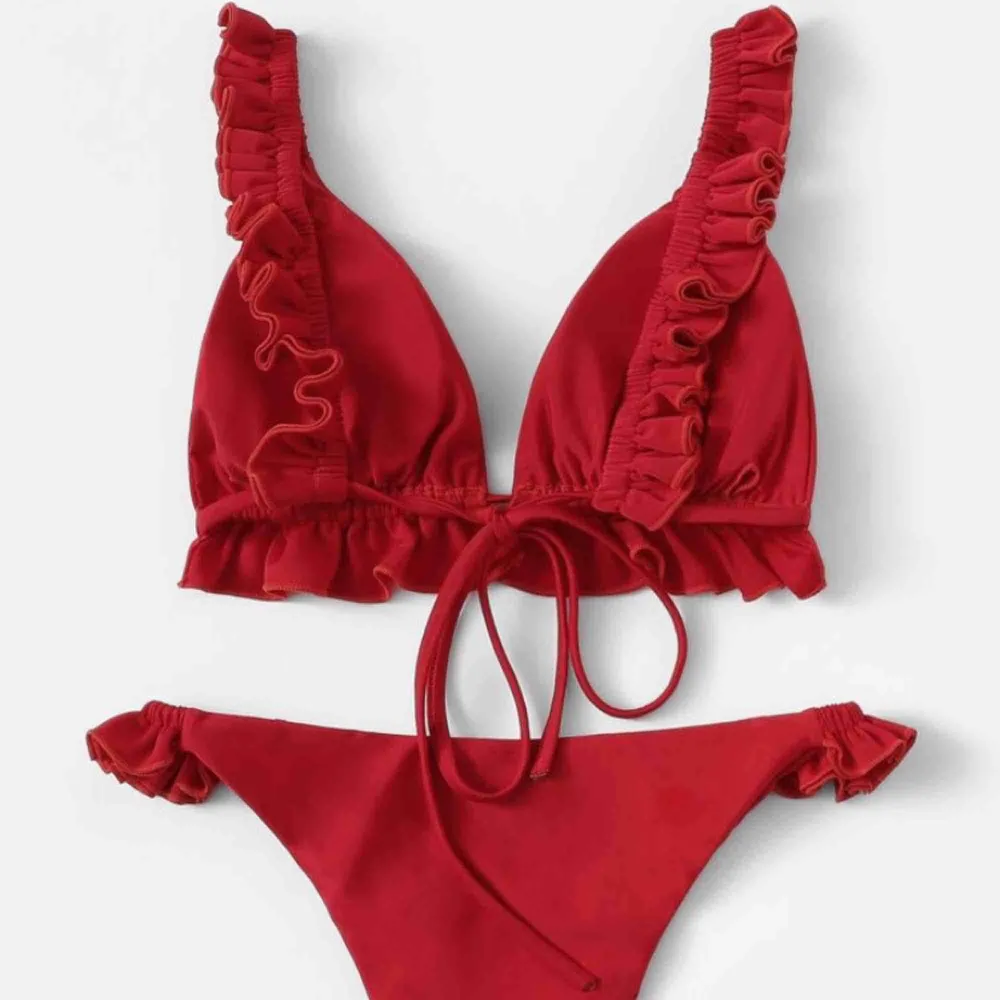 Helt ny bikini från Shein. Den är sån fin klar röd färg med fina detaljer⚡️ Säljer för att överdelen är för liten för mig tyvärr. Frakt tillkommer🧚🏽‍♀️. Toppar.