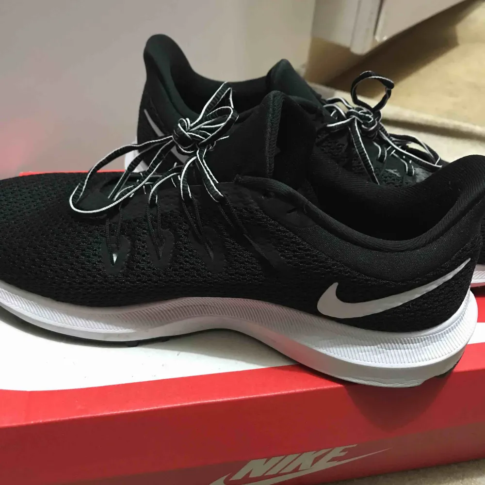 Ett par svarta Nike skor. Max 4ggr använda. . Skor.
