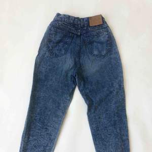 Lee jeans retro stentvättade, jeansstorlek ca 25-26, xsmall. Passform liknande Mom jeans (smal midja, vidare över höfter, avsmalnande nedtill. 