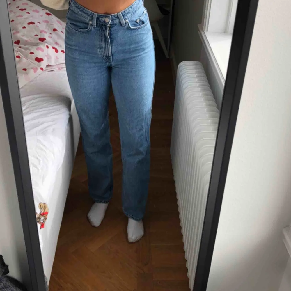 Säljer mina jättefina Row-jeans från Weekday som jag inte använder längre. De är i jättebra skick och passar perfekt på mig som är 1,70 men skulle fungera på kortare också! 💕 . Jeans & Byxor.