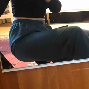  - Mjuka byxor i en teal-ish färg💙 sitter pösigt och inte för tajt i midjan. Det finns två knappar för att justera passformen i midjan