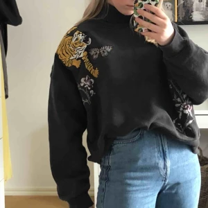  - En så snygg tjocktröja som aldrig kommer till användning. Den är i storlek M men man får en snygg oversized look om man är i storlek S eller XS som jag. Passar till det mesta och är riktigt skön. Frakten ligger på 66 kr. 🎉