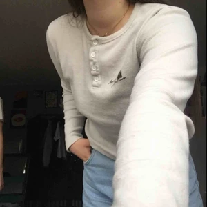  - Såååå coool tröja från UO!! Jätteunik, finns inte att få tag på och i perfekt skick. Frakten inräknad i priset. Nypris 400kr 