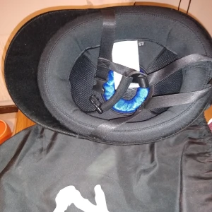 Ny ridhjälm - Storlek 54, bekväm. Aldrig använd. Säljes billigt, hämtas helst men skickar också