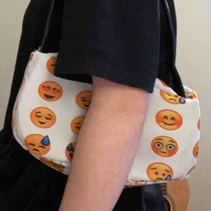  - En supergullig emoji-väska gjord på symaskin.  Den är perfekt till temafest eller liknande tillställning. 100kr med frakt. Pruta på så mycket du vill!