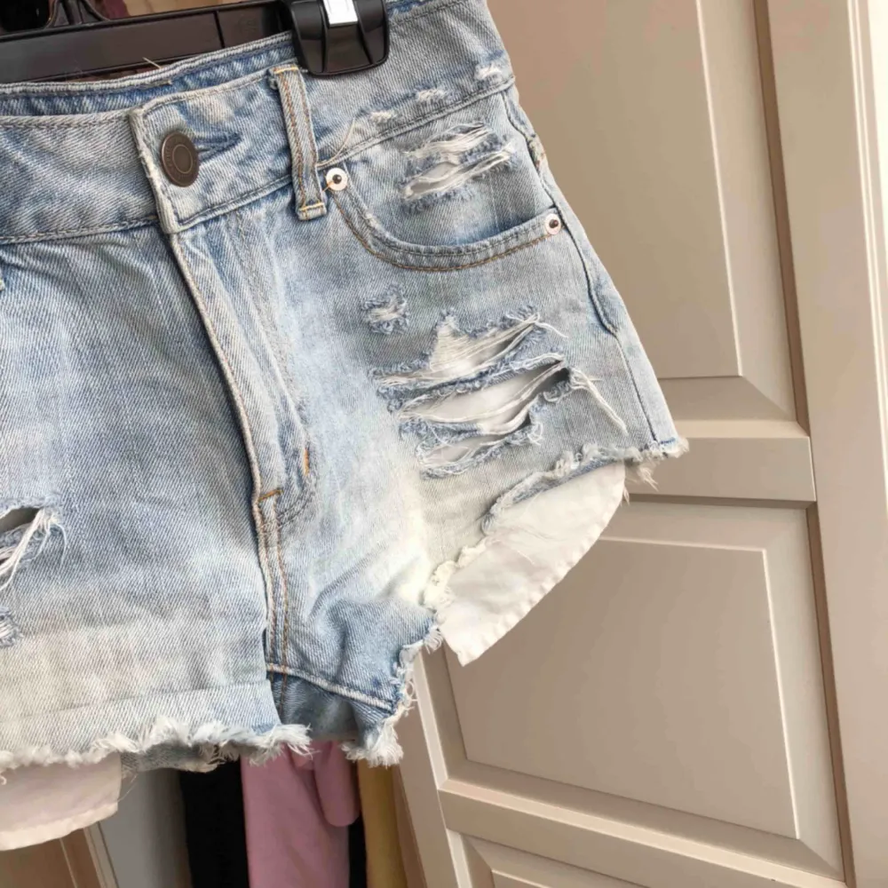 Supersnygga jeansshorts från American Eagle!!💙 perfekt blå tvätt till sommaren! Köparen står för frakt🤗. Shorts.