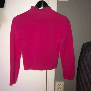 - Sjukt snygg neonrosa polo tröja!! Passar fler storlekar än bara XS pågrund av att den är Väldigt stretchig. 