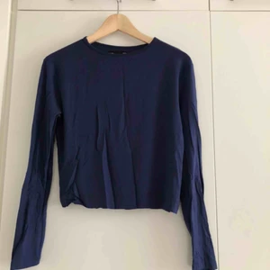  - Avklippt mörkblå långärmad tröja
