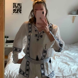  - Säljer denna fina byxdress från Ralph Lauren då den inte används längre. Använd ca 2 ggr, men skick som ny.  Nypris var ca 1500 kr - Diskuterbart pris 