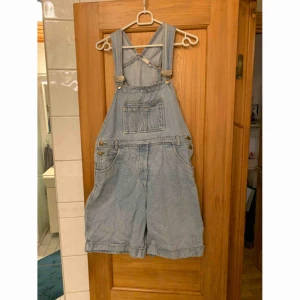  - Jätte fina hängselbyxor som jag aldrig har haft på mig, köpt secondhand på Humana ✨  Katt finns i hemmet 🐈  Köparen betalar frakt 📮