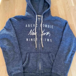  - Mörkblå Hoodie med dragkedja från Abercrombie & Fitch!