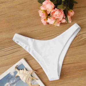  - Oanvända bikinitrosor från Shein, för små för mig som vanligtvis är en M. 