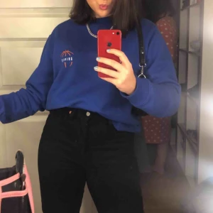  - INTRESSEKOLL- så skön sweatshirt i kobolt blått från Axel Arigato!! Använd fåtal gånger och är i nyskick💕 Strl Xs i herr storlek, så den är en S/M i storlek men man kan stoppa in den snyggt och den är annars snyggt oversized💗 Nypris: 1499 kr