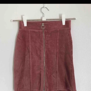  - Fin rosa kjol i Manchestertyg, strl XS från Gina Tricot. Aldrig använd då den är för liten för en som är S/M. Formar kroppen jättefint! Köpare står för eventuell frakt 44 kr💗⚡️ samfraktar också!