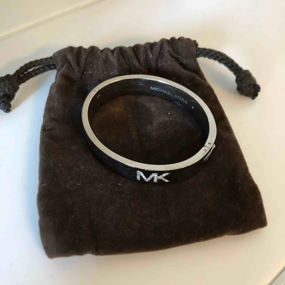 Silverarmband från Michael Kors, 100kr + frakt om ca 10kr. Accessoarer.