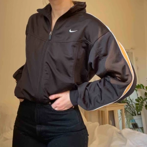  - Min älskade hoodie/jacka från Nike kommer inte längre till användning. Köpt på Humana, detaljer som gula sträck på armarna och Nike skrivet på ryggen💓💓 Köparen står för frakt