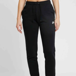  - Nike mjukisbyxor i storleken S, säljer pga kommer inte till användning. Knappt använda köpta nyligen så dom är som nya🖤 köparen står för frakt🦋