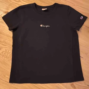  - Nästan ny Champion tshirt. 