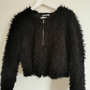 Kofta/jacka GinaTricot  - Tunn kofta eller jacka från gina tricot. Använd fåtal gånger men inga tecken på användning. Betalning via Swish. 