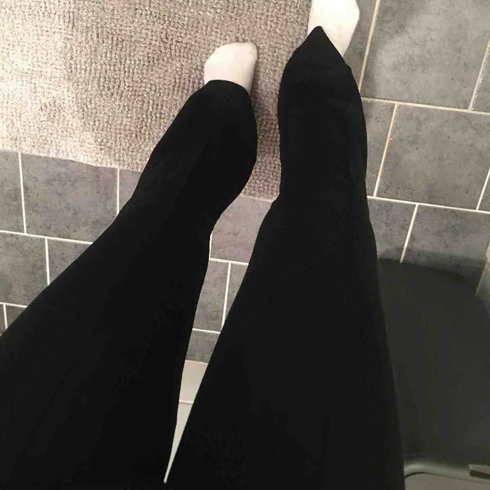 Svarta kostymbyxor Jag är 165cm ,. Jeans & Byxor.