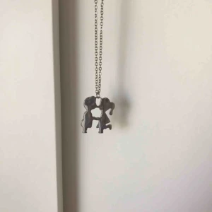  - Fint halsband med en kille och en tjej som kysser varandra👩‍❤️‍💋‍👨