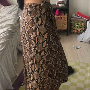  - Jättefin omlott kjol från Bershka i strl 40 men snarare än 38. 