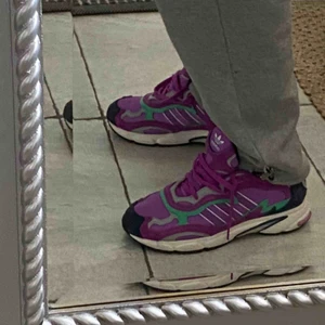  - Adidas Temper Run Skor!  Ny pris 1 300kr använda en gång nästan helt nya!! Kontakta för fler frågor:) 