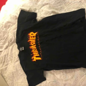  - Fin trasher T-shirt i bra skick, använd fåtal gånger! Storlek M men skulle säga att den passar från S-L beroende på hu man vill ha den. Nypris 449kr Köparen står för frakt
