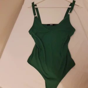 Grön body, bikbok - Fin stretchig body från Bik Bok i storlek S. Relativt stor i storleken då jag är en M/L. Nästan aldrig använd. Köparen står för frakt (42 kr) och betalning sker på swish 💓💓
