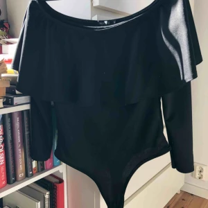  - Jättefin string body från Nelly! Passar till allt! Använd väldigt få gånger då den har glömts bort så det är bättre att någon annan använder den mer! Köpare står för frakt!😁