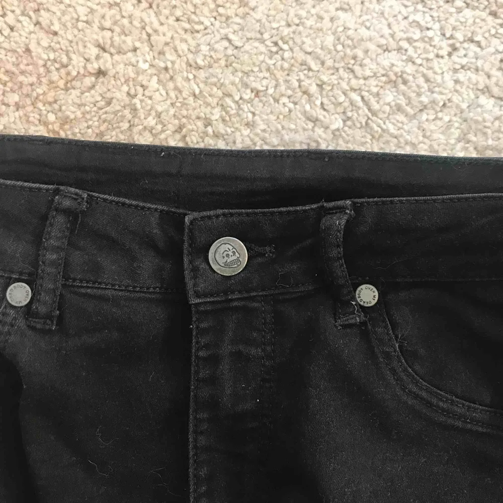 Svarta vanliga skinfitt jeans, inte använda och inte urtvättade sitter som en smäck. Skriv för intresse! Köp pris i butik: 200kr . Jeans & Byxor.