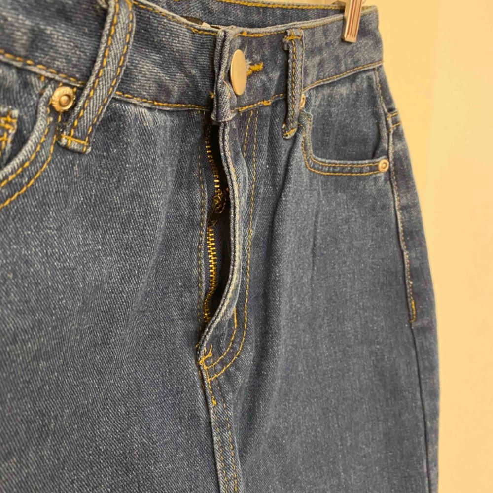 Jeans kjol med hällor upptill, fickor både fram och bak, fransar längst ner samt knapp o dragkedja som öppning. Aldrig använd . Kjolar.