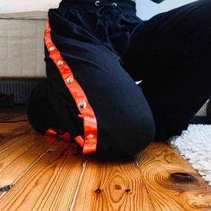  - Button up pants från prettylittlething, aldrig använda! Frakt tillkommer