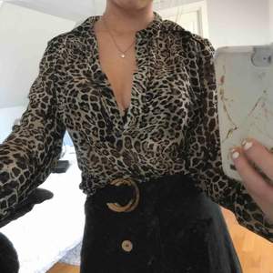 Leopardmönstrad ”skjorta”.